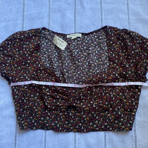 NWT Aeropostale floral cut out crop top with puff sleeves. - Picture 11 of 16